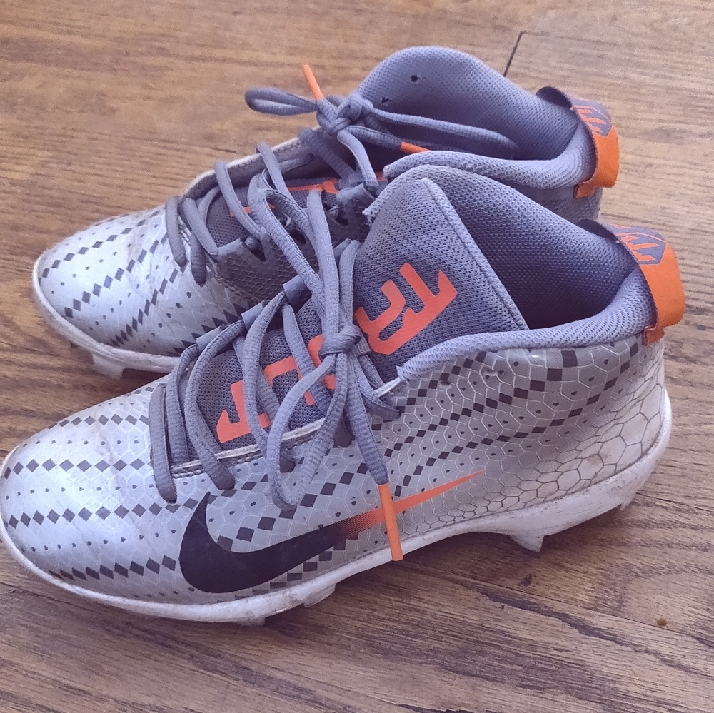 Baseball cleats